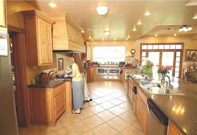 A huge house (8 pics)