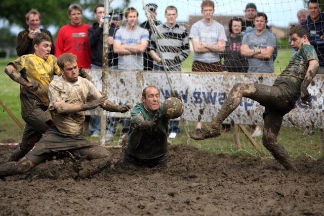 Swamp Football (36 pics)