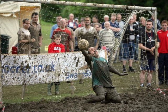 Swamp Football (36 pics)
