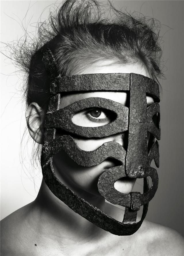 Stunning and weird photos of masked women by Richard Burbridge (8 pics)