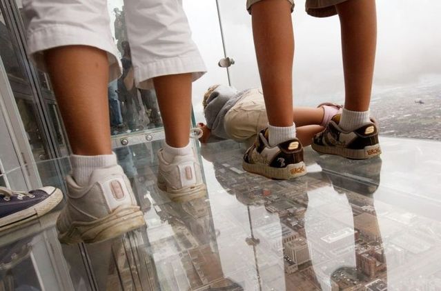 The balconies of the Sears Tower in Chicago - not for people who have vertigo! (22 pics)