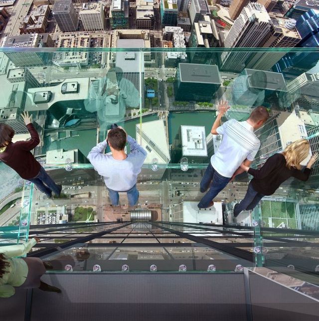 The balconies of the Sears Tower in Chicago - not for people who have vertigo! (22 pics)
