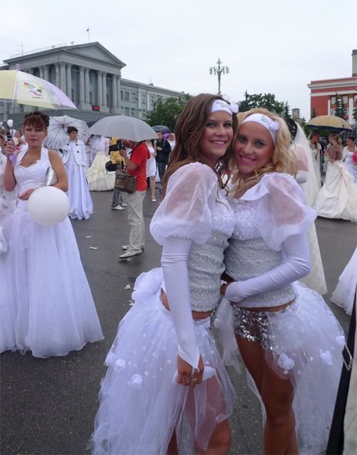 The parade of brides in Kursk, Russia (36 pics)