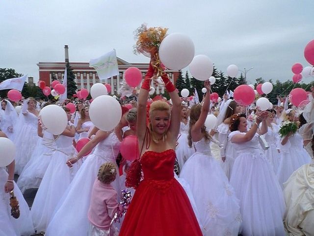 The parade of brides in Kursk, Russia (36 pics)