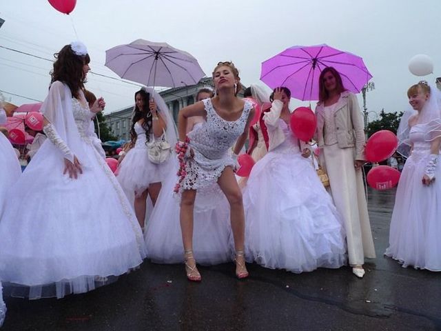 The parade of brides in Kursk, Russia (36 pics)