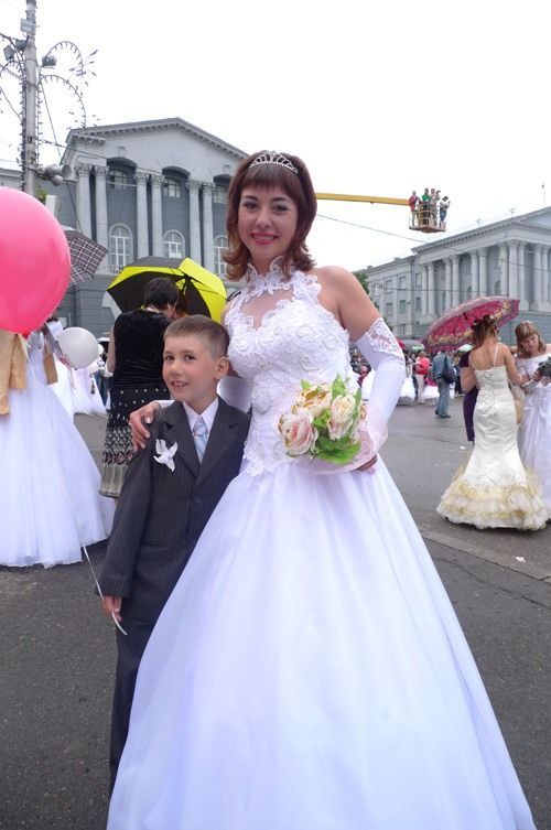 The parade of brides in Kursk, Russia (36 pics)
