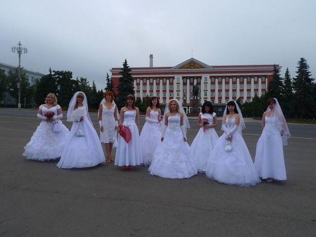 The parade of brides in Kursk, Russia (36 pics)