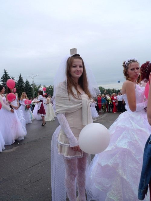 The parade of brides in Kursk, Russia (36 pics)