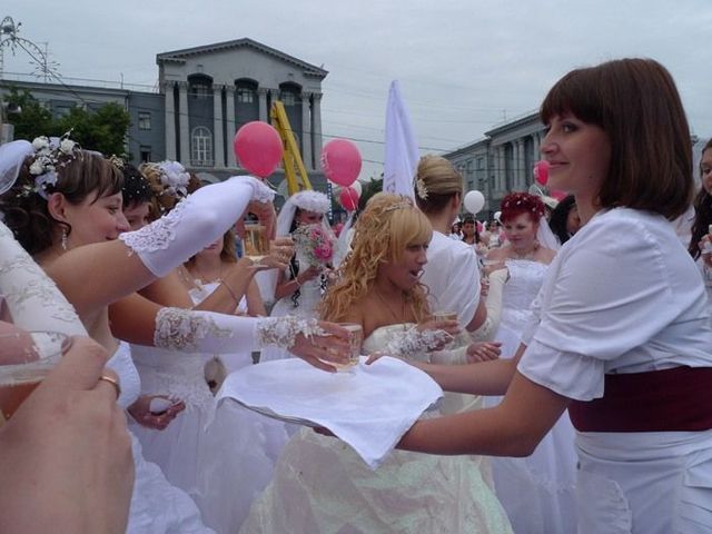 The parade of brides in Kursk, Russia (36 pics)