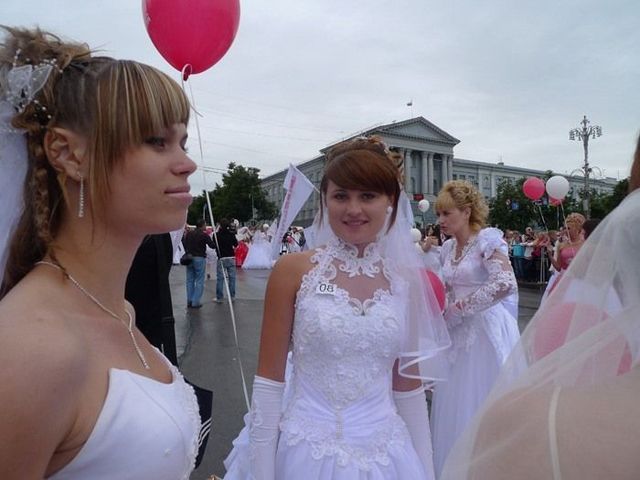 The parade of brides in Kursk, Russia (36 pics)
