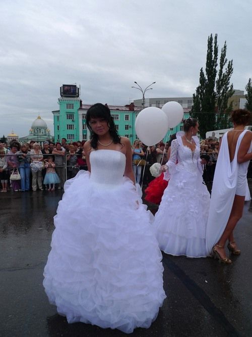 The parade of brides in Kursk, Russia (36 pics)