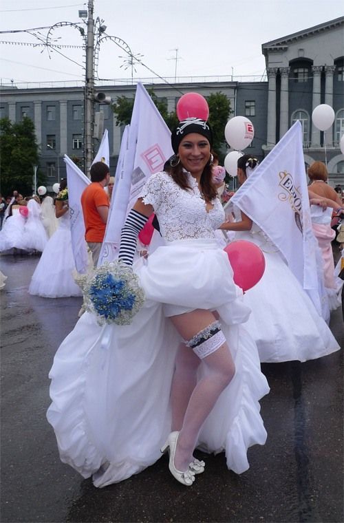 The parade of brides in Kursk, Russia (36 pics)