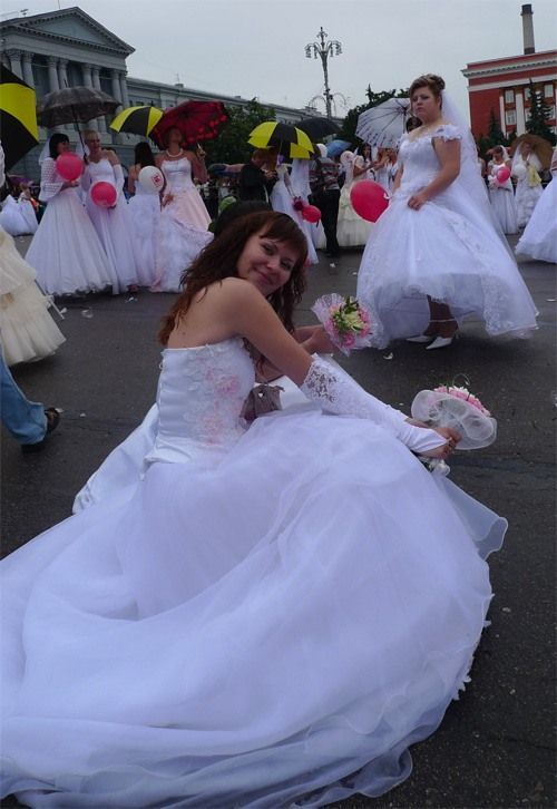 The parade of brides in Kursk, Russia (36 pics)