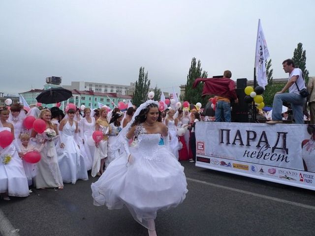 The parade of brides in Kursk, Russia (36 pics)