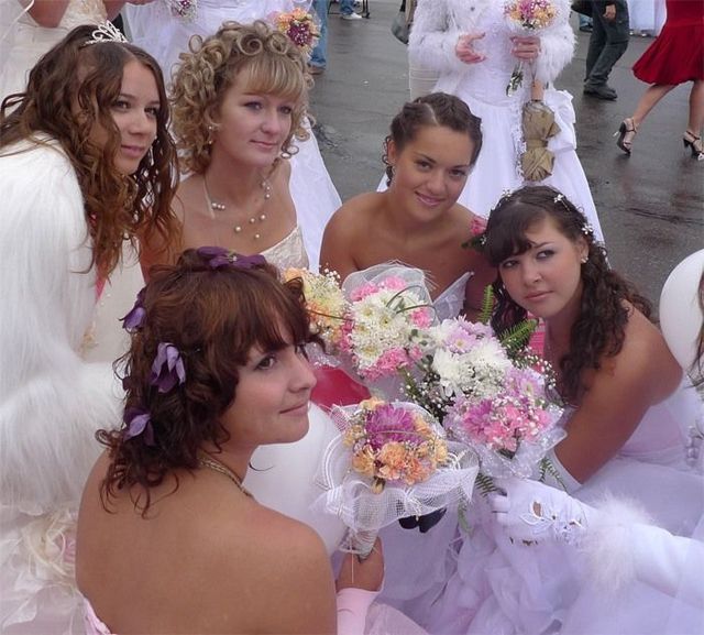 The parade of brides in Kursk, Russia (36 pics)