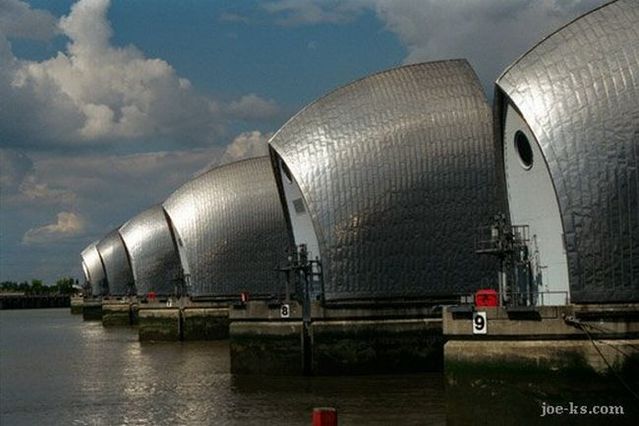 Protection from a natural disaster (5 pics)