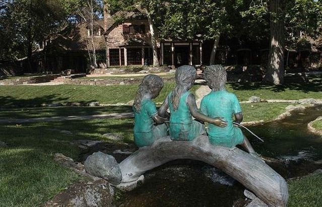 Neverland Ranch - the former home of Michael Jackson (61 pics)