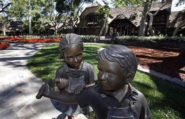 Neverland Ranch - the former home of Michael Jackson (61 pics)