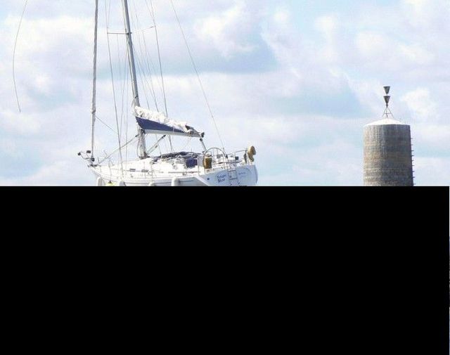 Yacht race ends differently (2 pics)
