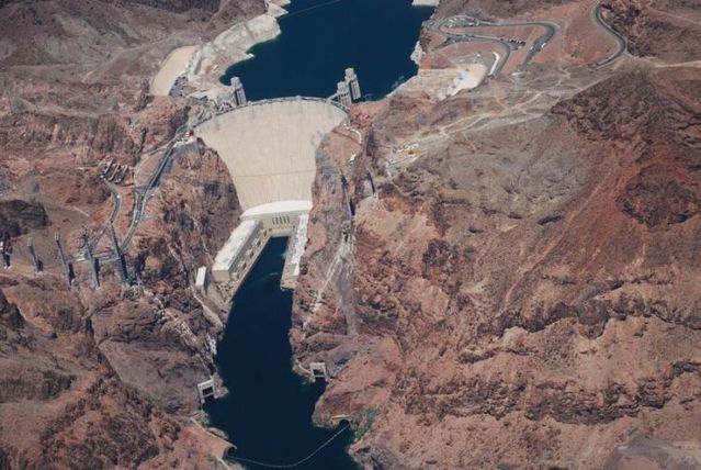 Construction of the bridge over the Hoover Dam (16 pics)