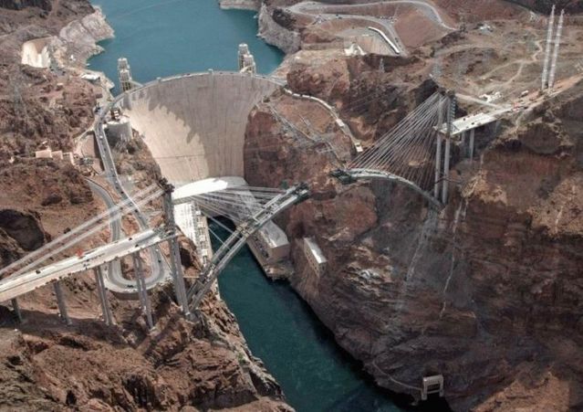 Construction of the bridge over the Hoover Dam (16 pics)