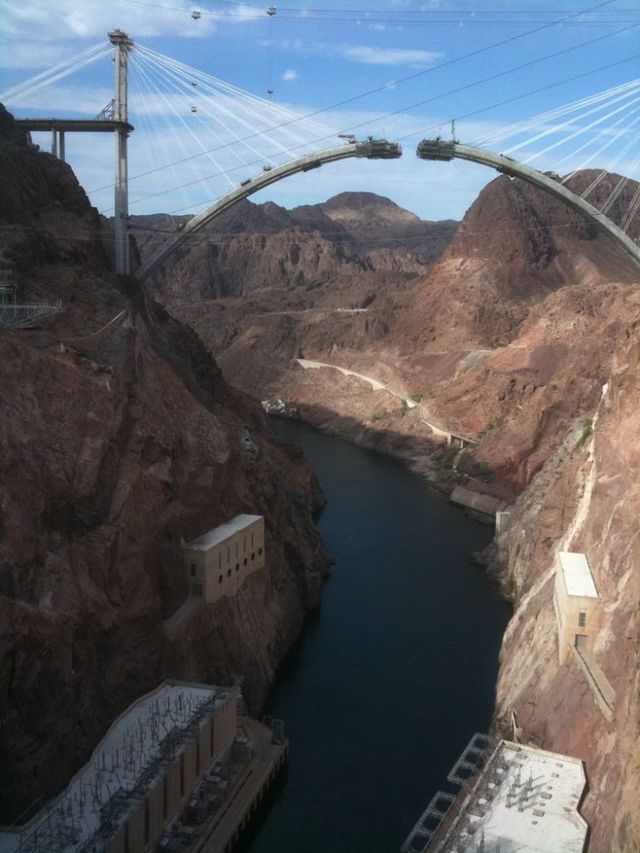 Construction of the bridge over the Hoover Dam (16 pics)