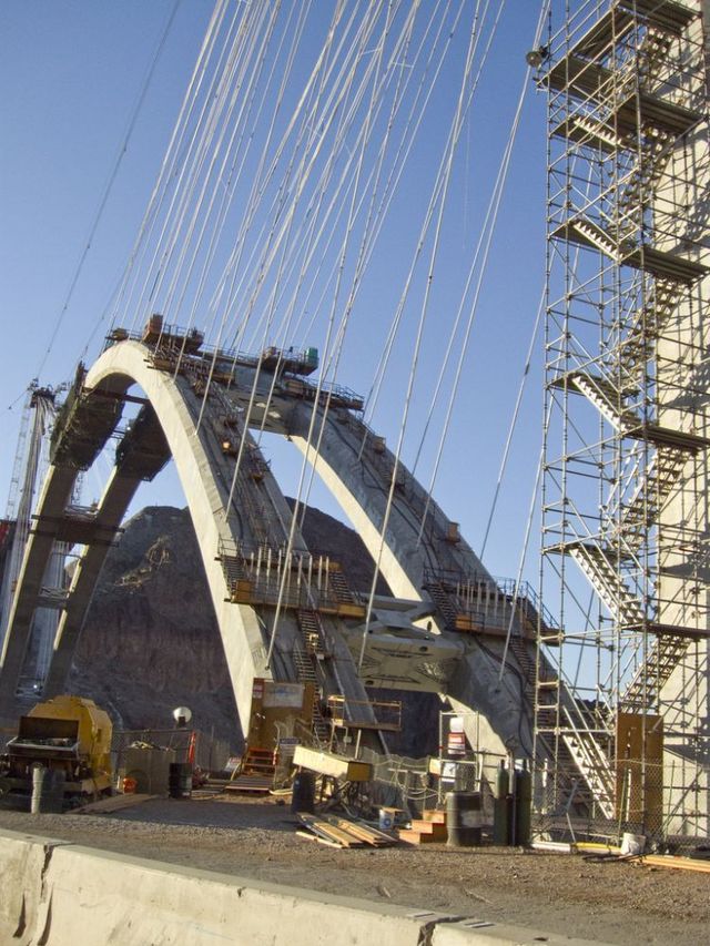 Construction of the bridge over the Hoover Dam (16 pics)