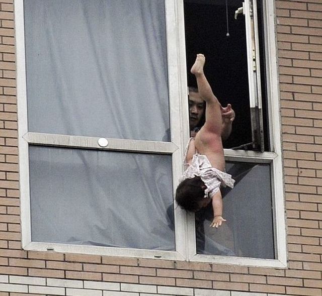 Brave rescuer (7 pics)