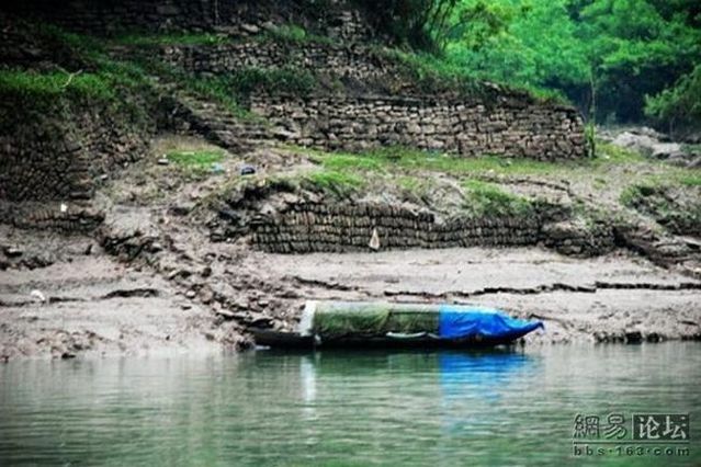 The pure waters of one Chinese river (8 pics)