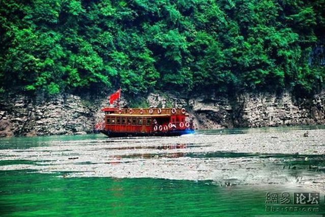 The pure waters of one Chinese river (8 pics)