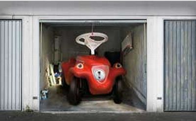 Posters on the garage door (35 pics)