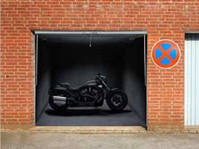 Posters on the garage door (35 pics)