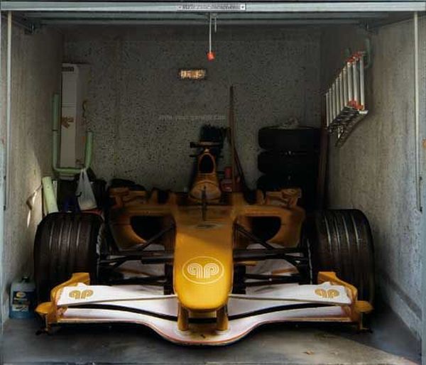 Posters on the garage door (35 pics)