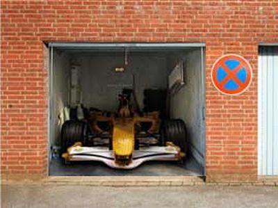 Posters on the garage door (35 pics)