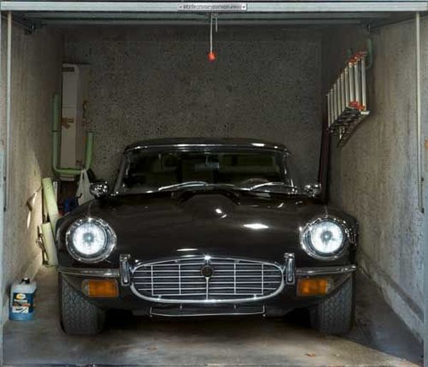 Posters on the garage door (35 pics)