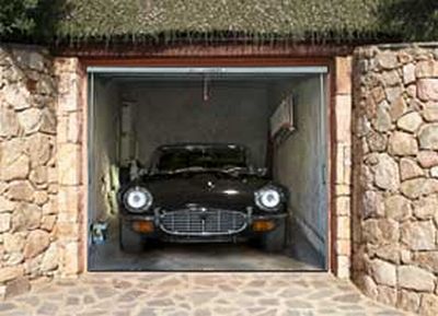 Posters on the garage door (35 pics)