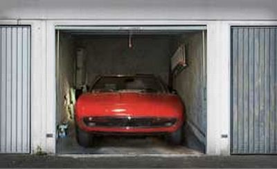 Posters on the garage door (35 pics)