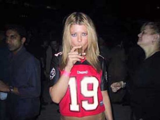25 sexy female celebrities smoking cigars (25 pics)