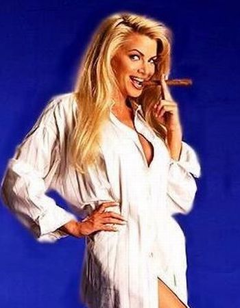 25 sexy female celebrities smoking cigars (25 pics)