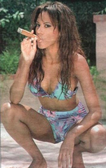 25 sexy female celebrities smoking cigars (25 pics)