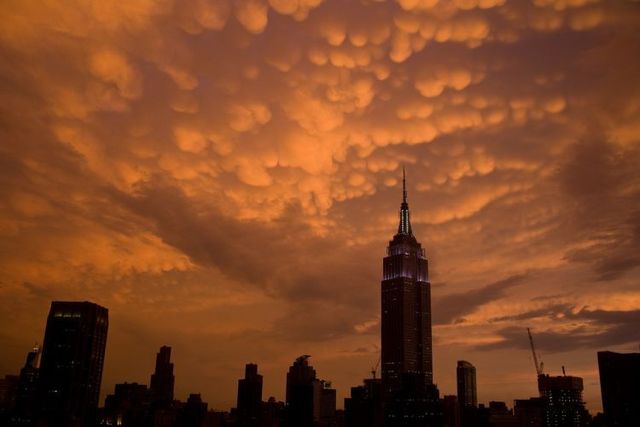 Great natural phenomenon over the New York sky (17 pics)
