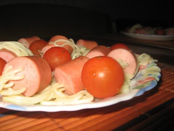 How to eat sausages and spaghettis with fun! (12 pics)