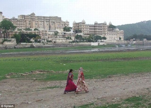 India’s Lake Palace has become a ‘Mud Palace’! (15 pics)
