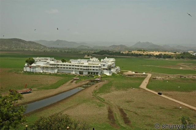 India’s Lake Palace has become a ‘Mud Palace’! (15 pics)