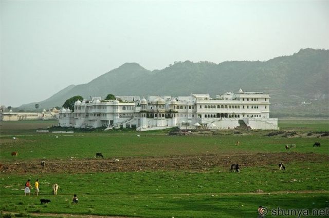 India’s Lake Palace has become a ‘Mud Palace’! (15 pics)