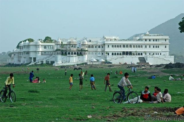India’s Lake Palace has become a ‘Mud Palace’! (15 pics)
