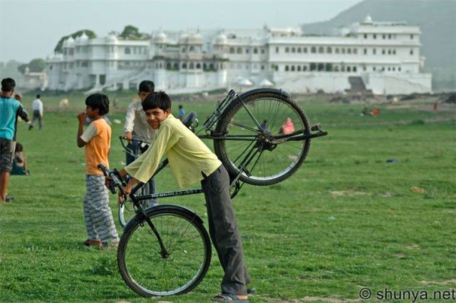 India’s Lake Palace has become a ‘Mud Palace’! (15 pics)