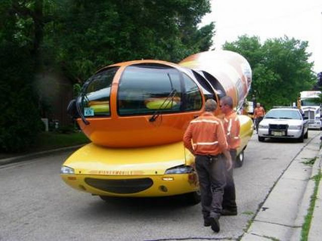 Wienermobile crashed (7 pics)