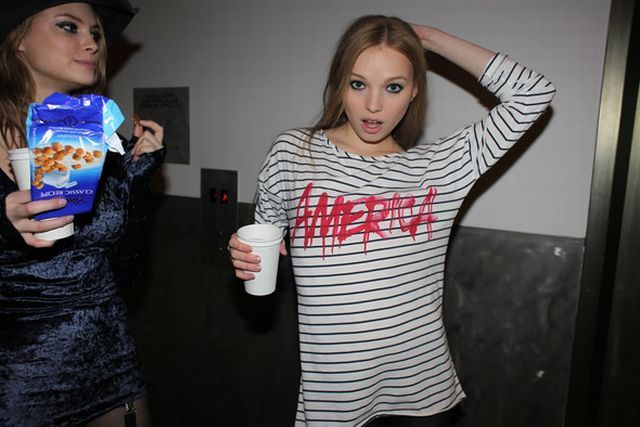 What are models usually doing behind the scenes? (30 pics)