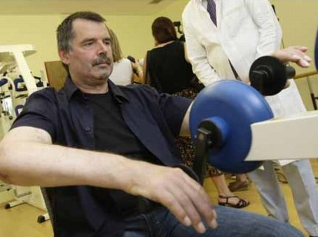 Dünyadaki ilk tam çift kol nakli